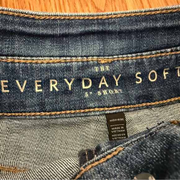 White House Black Market High-Rise Everyday Soft Denim™ Pleated 5-Inch Shorts - Picture 5 of 11